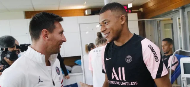 Mbappé le dio la bienvenida a Messi. / Foto: Kylian Mbappé