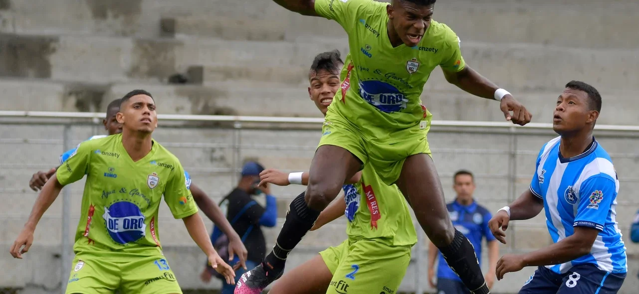 Real Santander y Real Cartagena empataron 2 a 2 | VizzorImage / Miguel Vergel