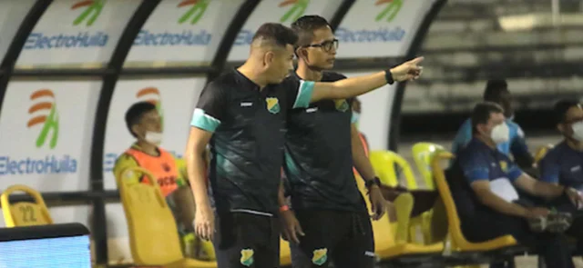 Dayron Pérez no seguirá como técnico de Huila. / Foto: VizzorImage - Sergio Reyes