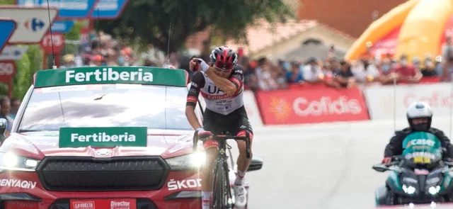 Rafal Majka celebra el triunfo en la etapa 15 / Foto AFP