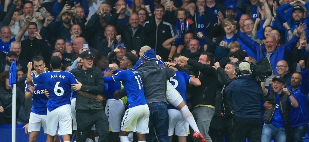 Everton celebrando el primer triunfo en Premier League / Foto AFP