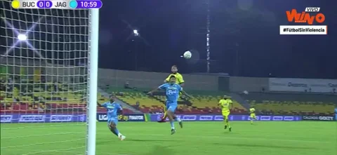 Fernández estrelló el balón en el palo