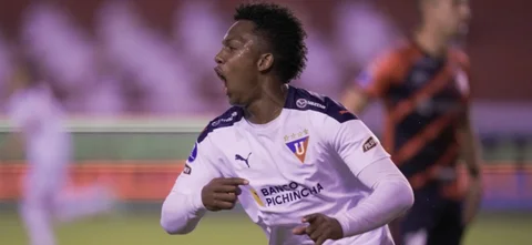 Djorkaeff Reasco marcó el gol del triunfo / AFP