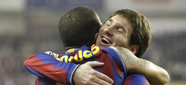 Messi y Dani Alves jugando en Barcelona / Foto AFP