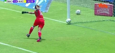 Nacional estrelló un balo en el palo frente a Bucaramanga.