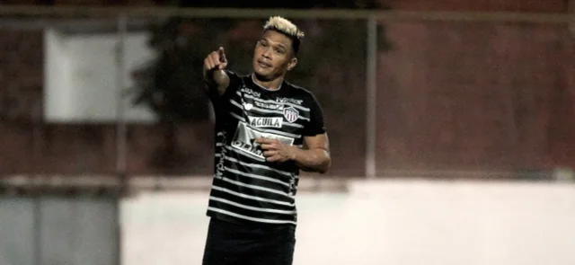 Teófilo celebrando con Junior / Foto VizzorImage