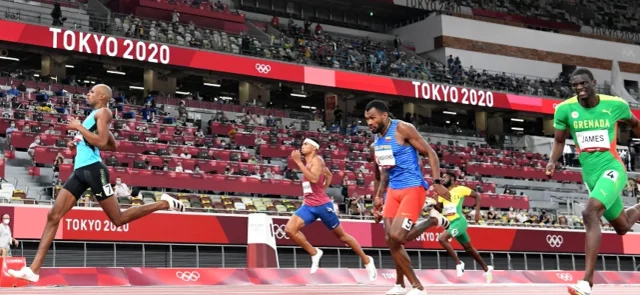 Zambrano se cuelga la medalla de plata / Foto AFP