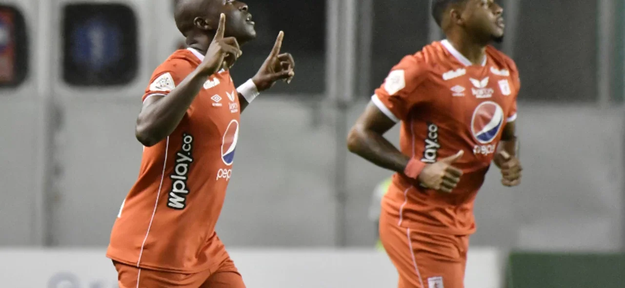 América derrotó al Cali en el clásico de la fecha. Foto: VizzorImage / Gabriel Aponte