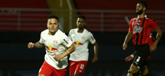 Artur anotó y dio asistencia en el triunfo sobre Libertad. / Foto: AFP