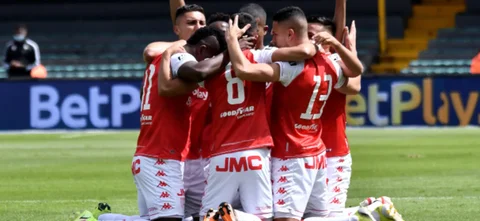 Santa Fe derrotó 3-1 a Envigado en la Liga BetPlay. Foto: VizzorImage / Luis Ramirez