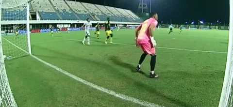 José Chunga tuvo una notable atajada frente a Patriotas.