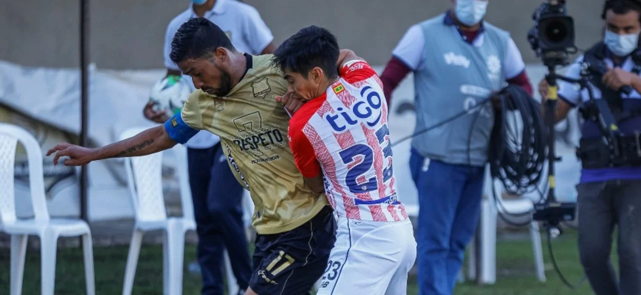 Marrugo y Sambueza en la disputa por la pelota / Foto VizzorImage