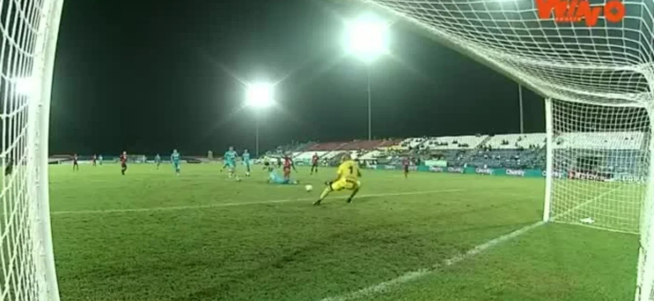 Pablo Mina se destacó con una notable atajada frente a Medellín.