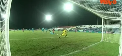 Pablo Mina se destacó con una notable atajada frente a Medellín.