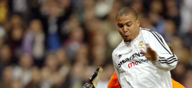 Ronaldo Nazario contra Valencia en 2004 / Foto AFP