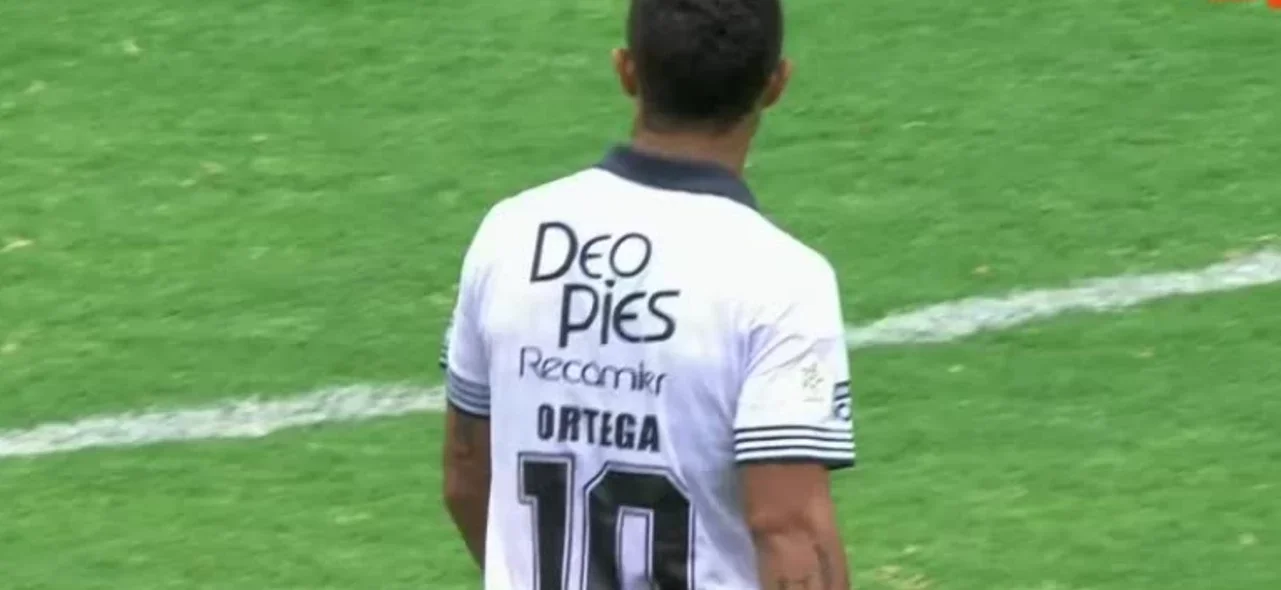 Michael Ortega cobró tiro libre y el palo negó el gol.