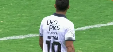 Michael Ortega cobró tiro libre y el palo negó el gol.