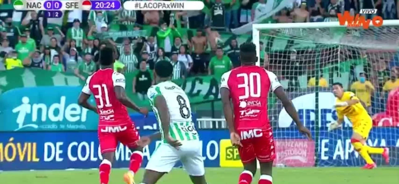 Dorlan Pabón intentó, pero el balón pegó en el palo.