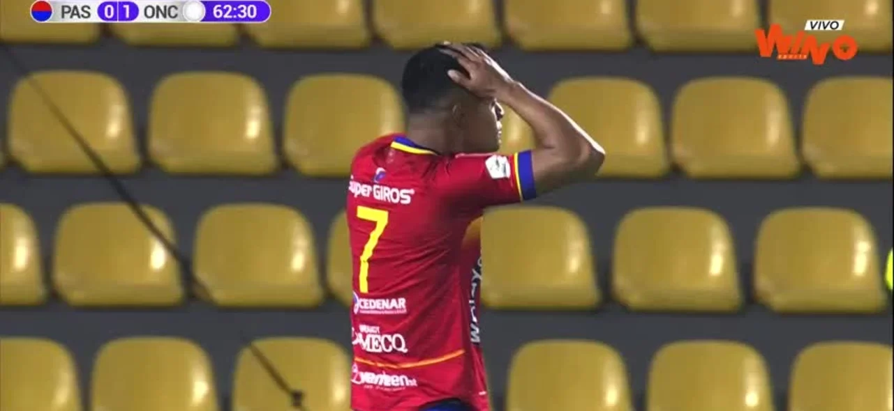 Pasto intentó, pero el balón pegó en el travesaño.