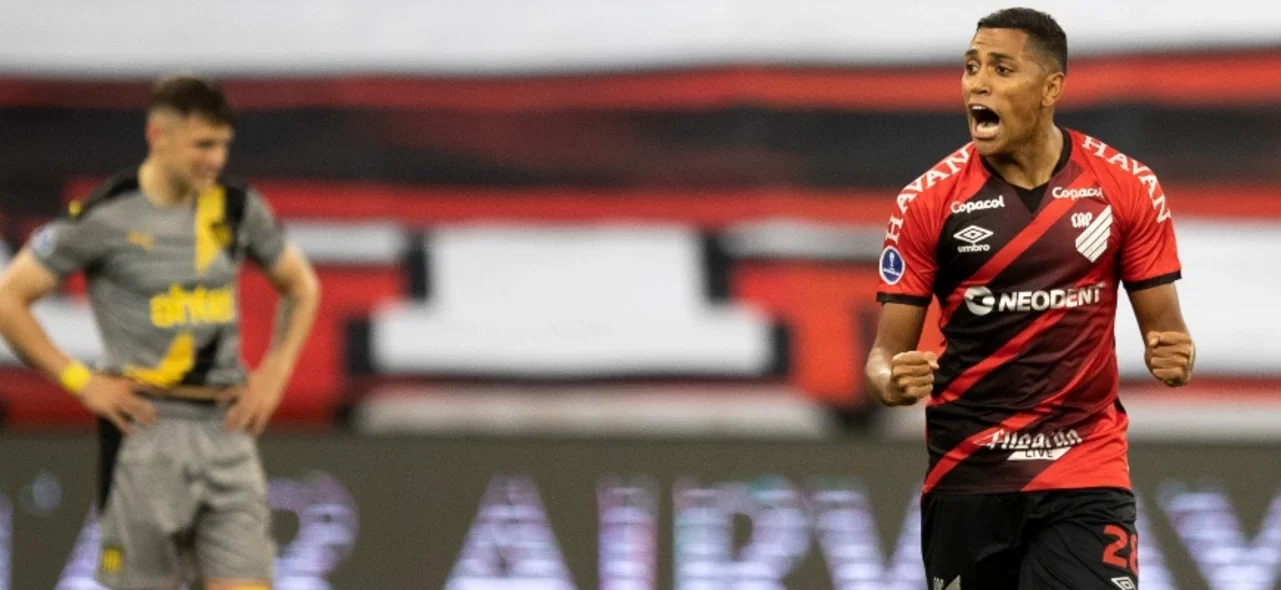 Pedro Rocha selló la victoria de Paranaense / AFP Pedro Rocha selló la victoria de Paranaense / AFP