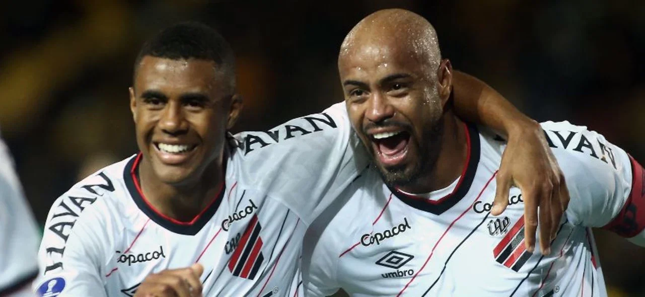 Paranaense superó 2-1 a Peñarol/ AFP Paranaense superó 2-1 a Peñarol/ AFP