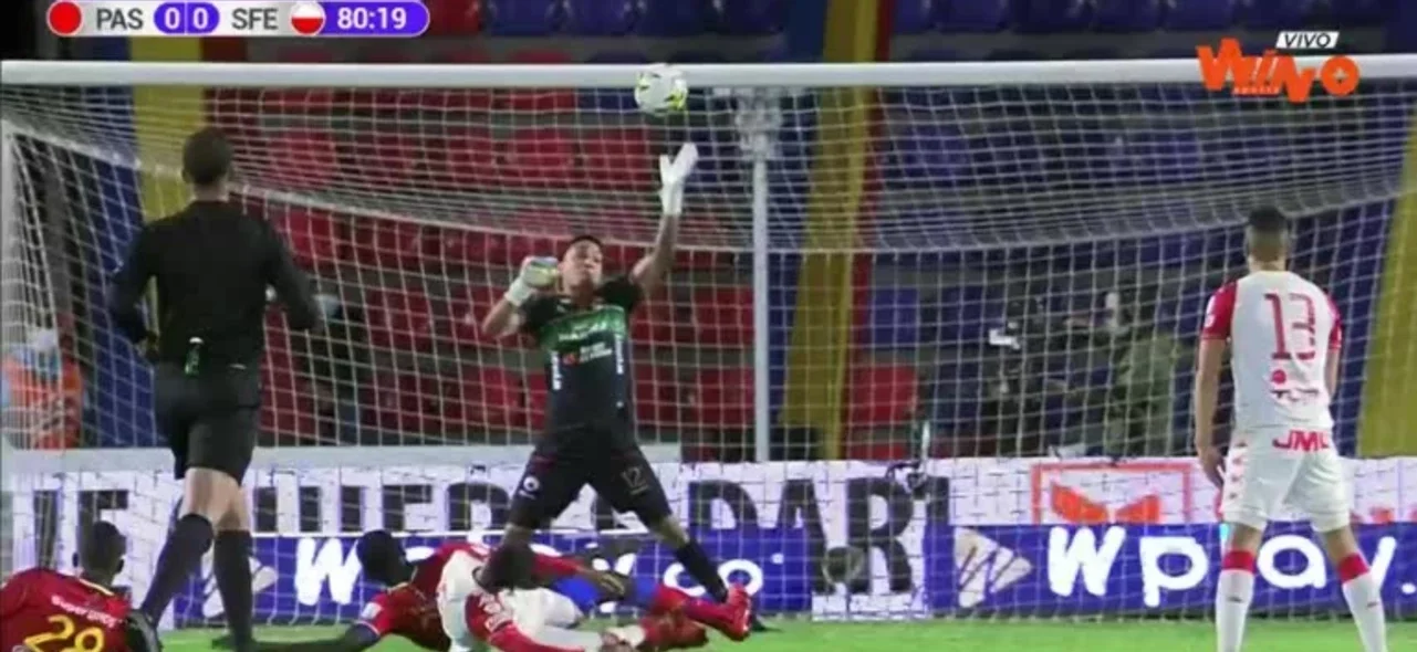 Pedroza intentó, pero falló frente al arco.