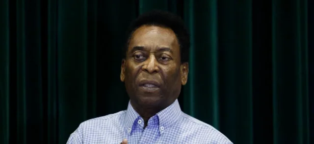 Pelé canta himno de Santos en el hospital / Foto AFP