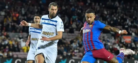 Depay marcó el gol de Barcelona/ AFP