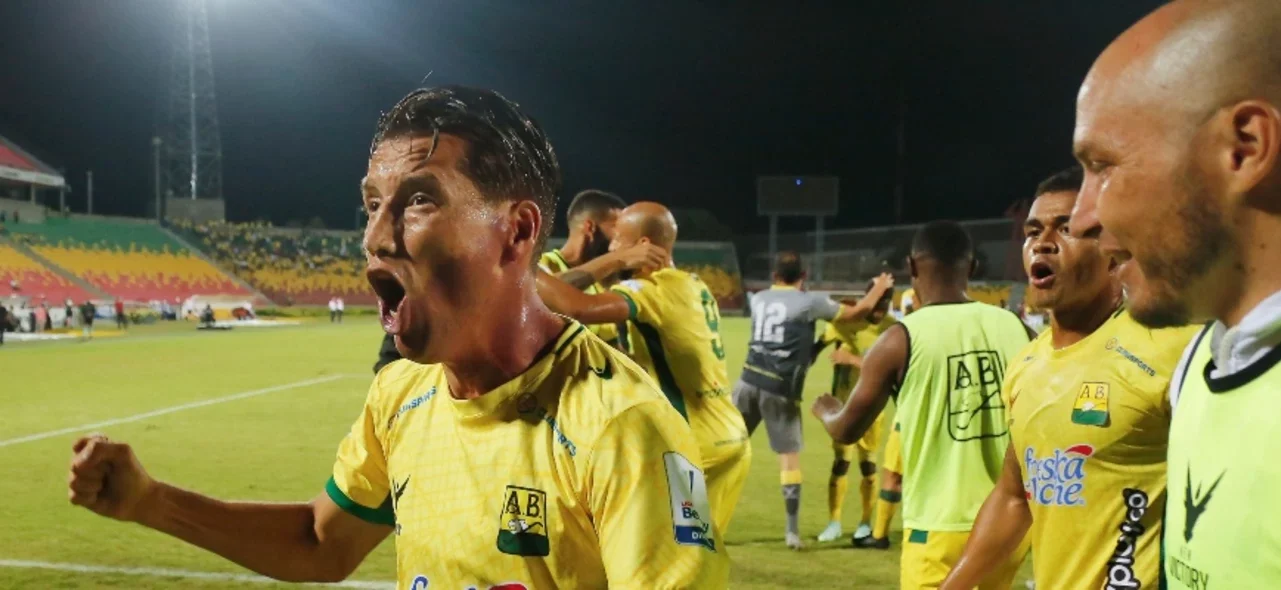 Bucaramanga celebrando el triunfo sobre Envigado / Foto VizzorImage