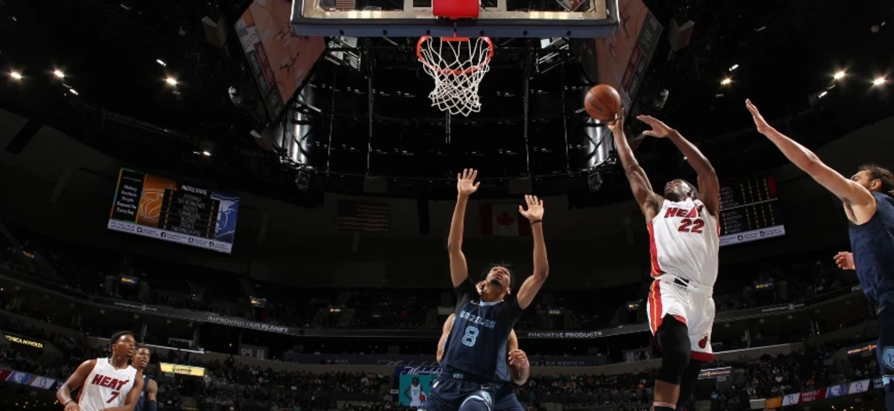 Jimmy Butler, protagonista en el triunfo de Heat / AFP