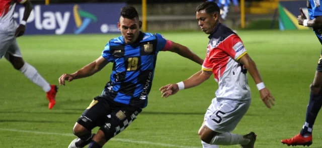 Jugadores de Fortaleza y Boyacá Chicó disputan el balon en el partido del Torneo BetPlay / Foto: VizzorImage. / Felipe Caicedo