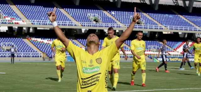 Jugadores de Leones celebran en el triunfo de Leones sobre Atlético / Foto: VizzorImage / Samir Rojas