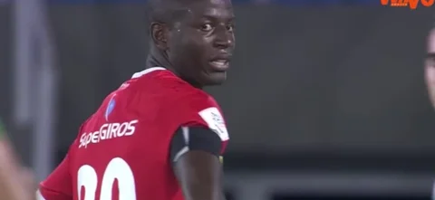 Adrián Ramos, de tiro libre, se acercó a la portería de Nacional.