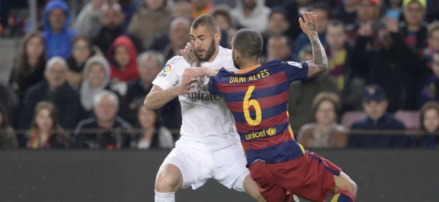 Benzema en dualo ante Dani Alves / Foto AFP