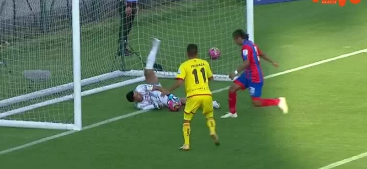 Ramiro Sánchez protagonizó una buena atajada frente a Bogotá.