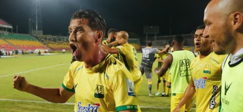 Bucaramanga derrotó 2-1 a Envigado. / Foto: VizzorImage - Jaime Moreno