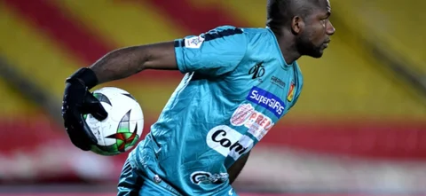 Harlen Castillo protagonizó una notable atajada frente a Once Caldas. / Foto: VizzorImage - Luis Ramírez