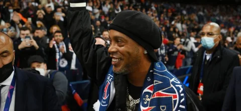 Ronaldinho fue ovacionado en su regreso al Parque de los Príncipes / AFP