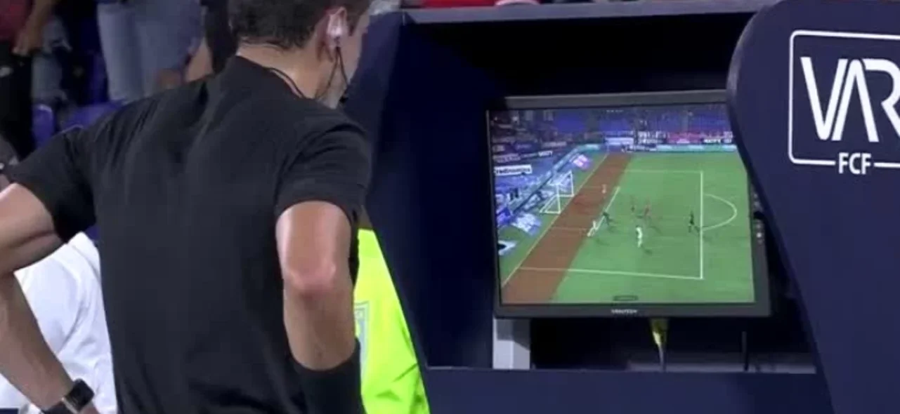 Sebastián Gómez marcó, pero el árbitro anuló la jugada de gol.