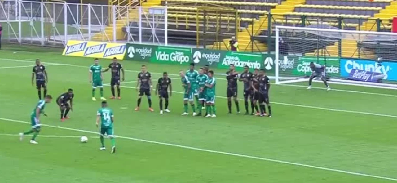 Pablo Lima cobró, pero el palo le negó el gol