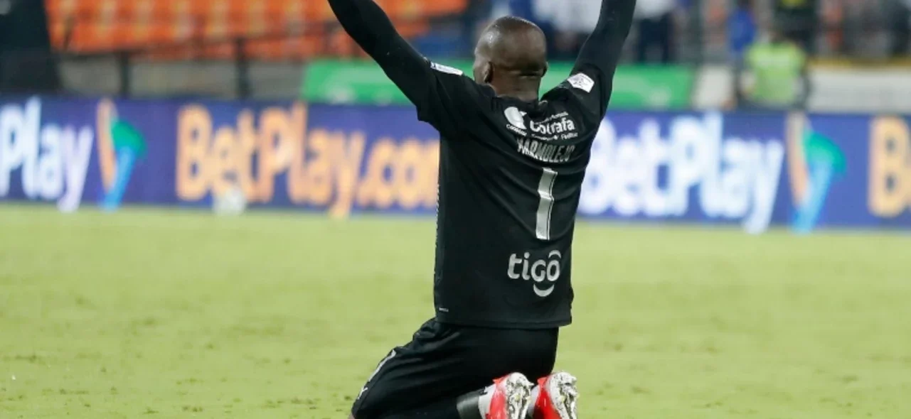 Mosquera Marmolejo se destacó con una notable atajada frente a Alianza Petrolera. / Foto: VizzorImage - Donaldo Zuluaga