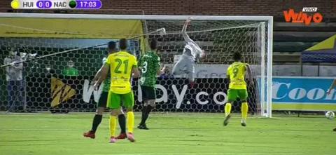 Kevin Mier protagonizó una notable atajada frente a Huila.