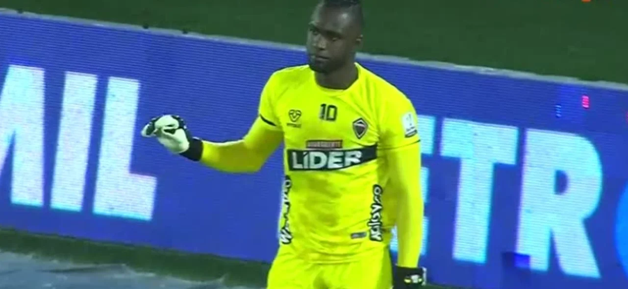 Carlos Mosquera atajó un remate de Fabián Sambueza.