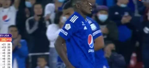 Quiñones lo intentó para Millonarios, pero el balón pasó desviado.