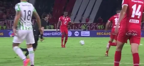 Jorge Segura remató, pero el balón se estrelló en el palo.