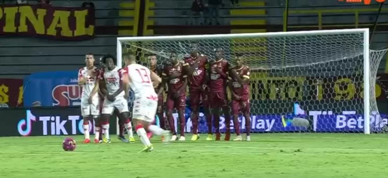 Kelvin Osorio intentó de tiro libre.