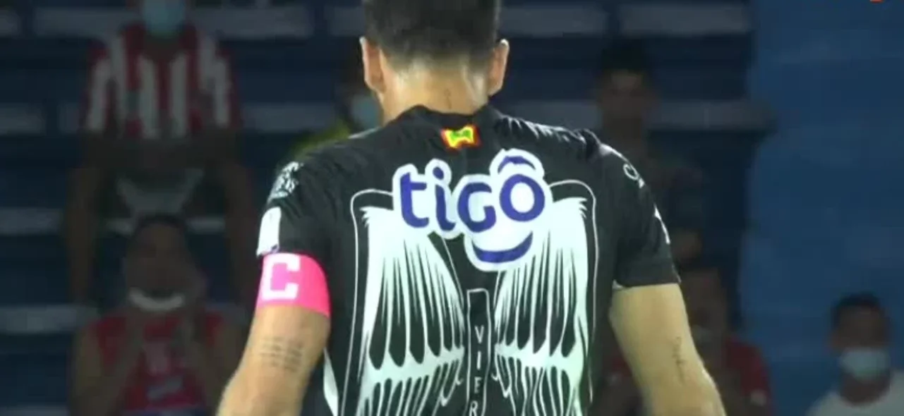 Sebastián Viera cobró y el palo le negó el gol.