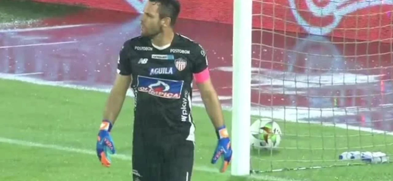 Sebastián Viera protagonizó una notable atajada.