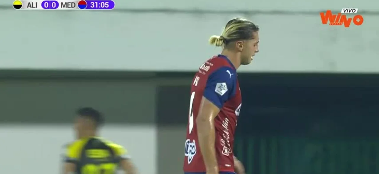 Agustín Vuletich intentó, pero el balón pegó en el palo.