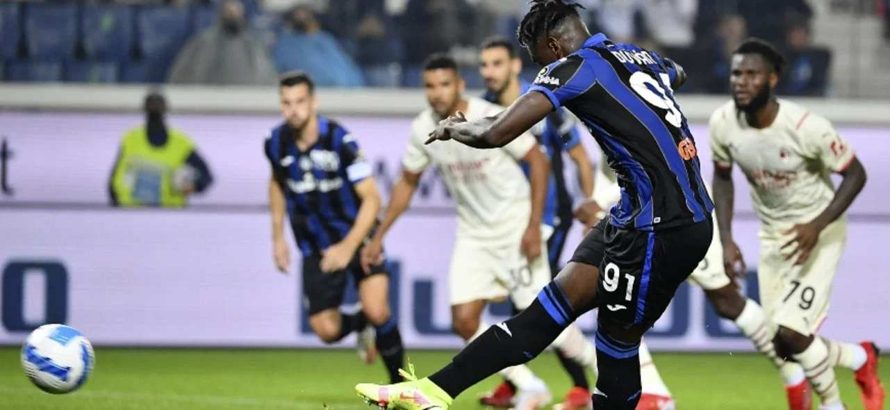 Duván Zapata marcó de penal / AFP